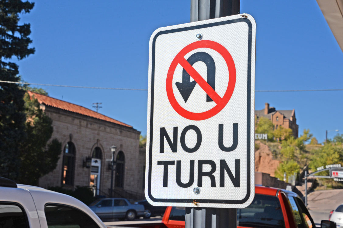 U turn. знак место для разворота. знак разворота на синем фоне. U turn sign. U turn.