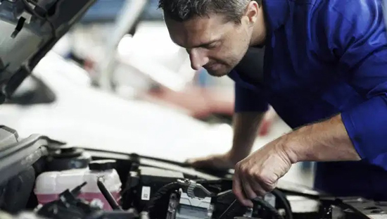 Qué revisar a tu auto antes de un viaje largo