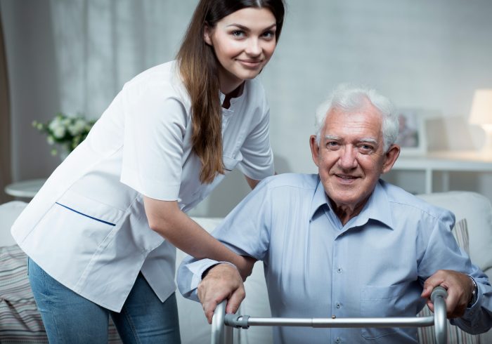 Adaptarse al envejecimiento: cómo las modificaciones del hogar promueven la calidad de vida y el bienestar en la tercera edad