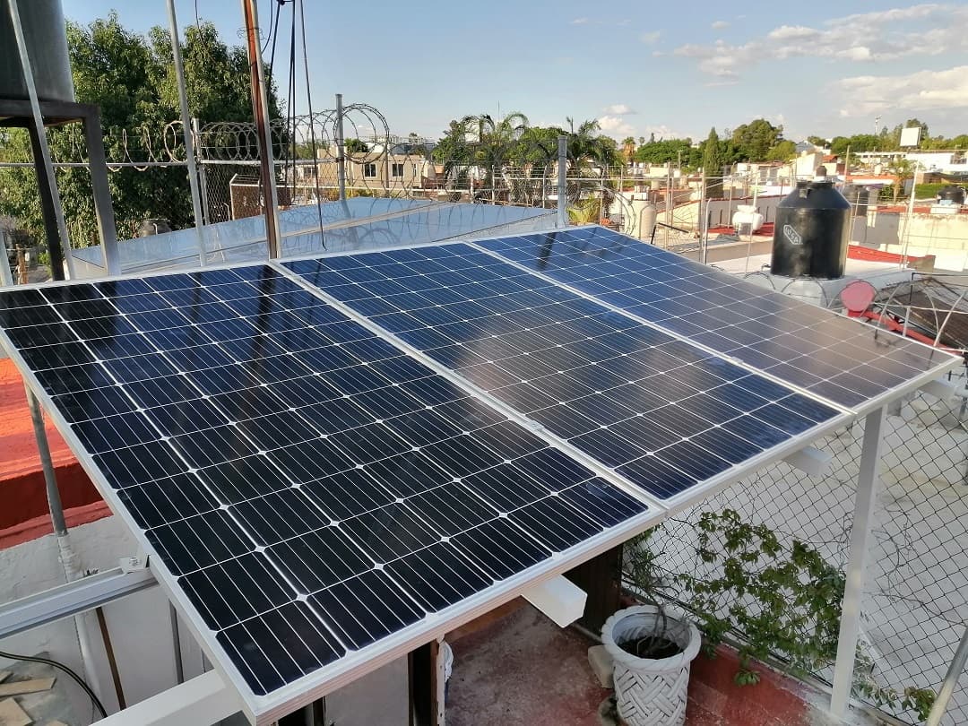 Poner láminas solares en un taller para ahorrar
